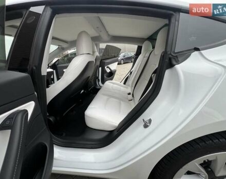 Белый Тесла Модель 3, объемом двигателя 0 л и пробегом 74 тыс. км за 21999 $, фото 7 на Automoto.ua