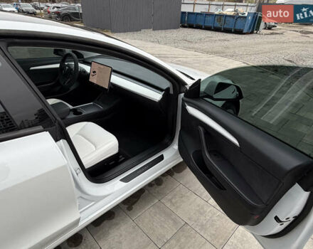 Білий Тесла Модель 3, об'ємом двигуна 0 л та пробігом 64 тис. км за 24900 $, фото 13 на Automoto.ua