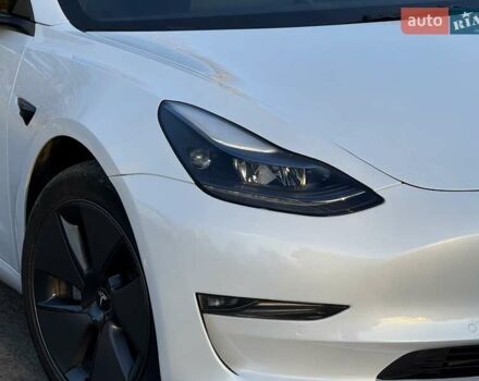 Білий Тесла Модель 3, об'ємом двигуна 0 л та пробігом 88 тис. км за 20950 $, фото 3 на Automoto.ua