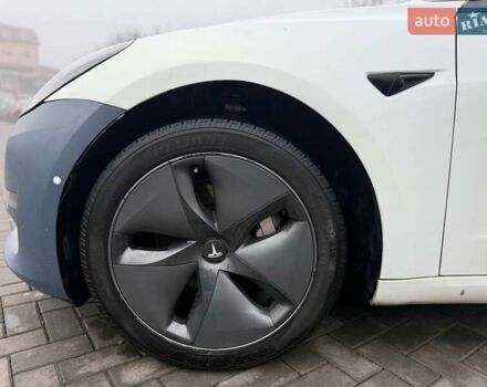 Белый Тесла Модель 3, объемом двигателя 0 л и пробегом 100 тыс. км за 12900 $, фото 8 на Automoto.ua