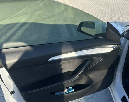 Білий Тесла Модель 3, об'ємом двигуна 0 л та пробігом 54 тис. км за 20955 $, фото 21 на Automoto.ua