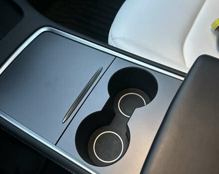 Білий Тесла Модель 3, об'ємом двигуна 0 л та пробігом 78 тис. км за 27700 $, фото 42 на Automoto.ua