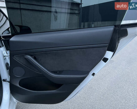 Белый Тесла Модель 3, объемом двигателя 0 л и пробегом 52 тыс. км за 21500 $, фото 26 на Automoto.ua