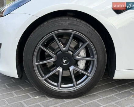 Белый Тесла Модель 3, объемом двигателя 0 л и пробегом 37 тыс. км за 19999 $, фото 82 на Automoto.ua