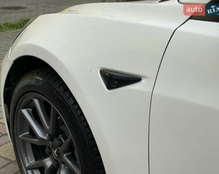 Белый Тесла Модель 3, объемом двигателя 0 л и пробегом 34 тыс. км за 18000 $, фото 54 на Automoto.ua