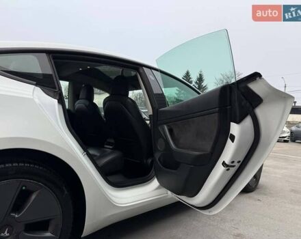 Білий Тесла Модель 3, об'ємом двигуна 0 л та пробігом 185 тис. км за 13900 $, фото 46 на Automoto.ua