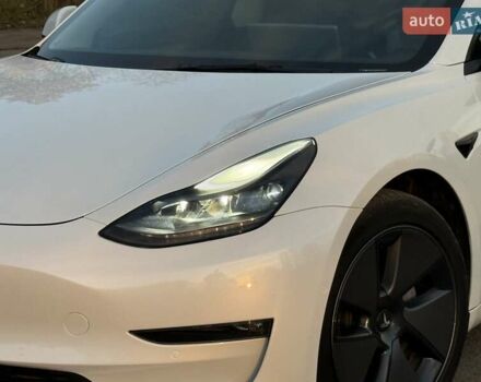 Білий Тесла Модель 3, об'ємом двигуна 0 л та пробігом 88 тис. км за 20950 $, фото 21 на Automoto.ua