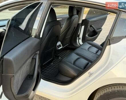 Білий Тесла Модель 3, об'ємом двигуна 0 л та пробігом 88 тис. км за 20950 $, фото 39 на Automoto.ua