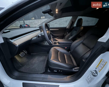 Белый Тесла Модель 3, объемом двигателя 0 л и пробегом 52 тыс. км за 21500 $, фото 18 на Automoto.ua