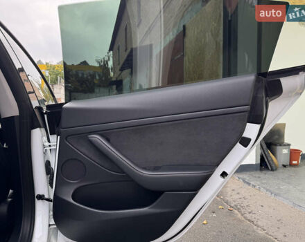 Белый Тесла Модель 3, объемом двигателя 0 л и пробегом 45 тыс. км за 29000 $, фото 31 на Automoto.ua