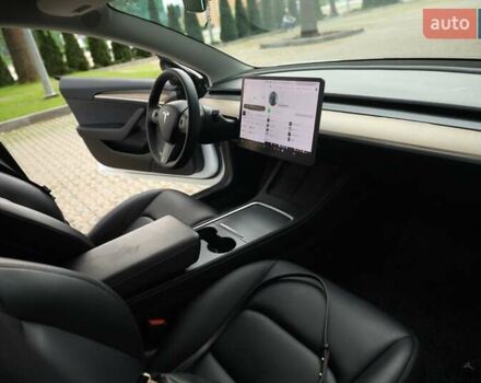 Белый Тесла Модель 3, объемом двигателя 0 л и пробегом 95 тыс. км за 18500 $, фото 11 на Automoto.ua