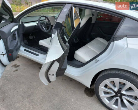 Белый Тесла Модель 3, объемом двигателя 0 л и пробегом 70 тыс. км за 21999 $, фото 16 на Automoto.ua