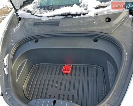 Білий Тесла Модель 3, об'ємом двигуна 0 л та пробігом 55 тис. км за 4900 $, фото 10 на Automoto.ua