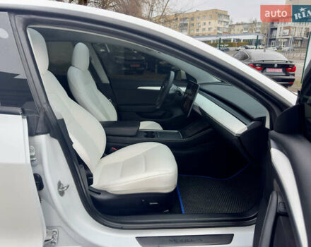 Білий Тесла Модель 3, об'ємом двигуна 0 л та пробігом 84 тис. км за 18300 $, фото 32 на Automoto.ua