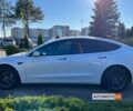 Белый Тесла Модель 3, объемом двигателя 55 л и пробегом 65 тыс. км за 23200 $, фото 3 на Automoto.ua