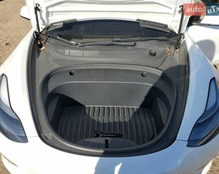 Белый Тесла Модель 3, объемом двигателя 0 л и пробегом 61 тыс. км за 7500 $, фото 10 на Automoto.ua