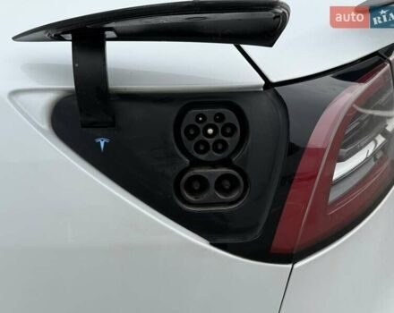 Білий Тесла Модель 3, об'ємом двигуна 0 л та пробігом 129 тис. км за 23500 $, фото 19 на Automoto.ua