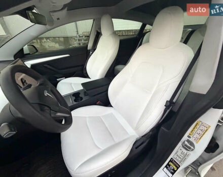 Белый Тесла Модель 3, объемом двигателя 0 л и пробегом 92 тыс. км за 21900 $, фото 27 на Automoto.ua