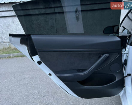 Белый Тесла Модель 3, объемом двигателя 0 л и пробегом 52 тыс. км за 21500 $, фото 23 на Automoto.ua