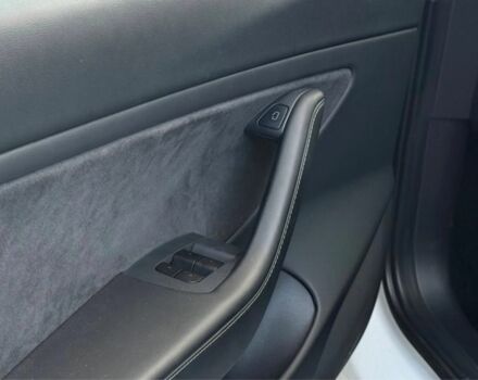 Білий Тесла Модель 3, об'ємом двигуна 0 л та пробігом 68 тис. км за 12300 $, фото 6 на Automoto.ua