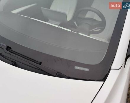 Білий Тесла Модель 3, об'ємом двигуна 0 л та пробігом 68 тис. км за 19200 $, фото 28 на Automoto.ua