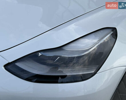 Белый Тесла Модель 3, объемом двигателя 0 л и пробегом 37 тыс. км за 19999 $, фото 80 на Automoto.ua