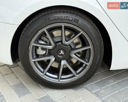 Белый Тесла Модель 3, объемом двигателя 0 л и пробегом 37 тыс. км за 19999 $, фото 93 на Automoto.ua