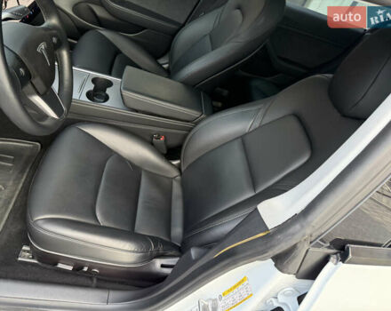 Белый Тесла Модель 3, объемом двигателя 0 л и пробегом 37 тыс. км за 19999 $, фото 102 на Automoto.ua