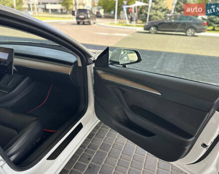 Тесла Модель 3 2021 у Одесі на Automoto.ua Білий Тесла Модель 3, об'ємом двигуна 0 л та пробігом 98 тис. км за 17800 $, фото 38 на Automoto.ua
