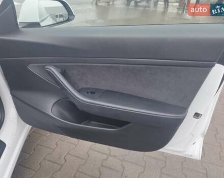 Білий Тесла Модель 3, об'ємом двигуна 0 л та пробігом 79 тис. км за 16200 $, фото 28 на Automoto.ua