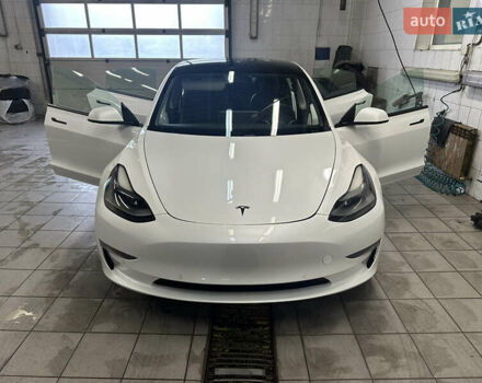 Білий Тесла Модель 3, об'ємом двигуна 0 л та пробігом 143 тис. км за 17500 $, фото 1 на Automoto.ua