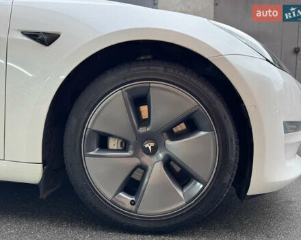 Белый Тесла Модель 3, объемом двигателя 0 л и пробегом 45 тыс. км за 29000 $, фото 32 на Automoto.ua