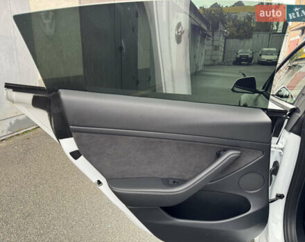 Белый Тесла Модель 3, объемом двигателя 0 л и пробегом 45 тыс. км за 29000 $, фото 30 на Automoto.ua