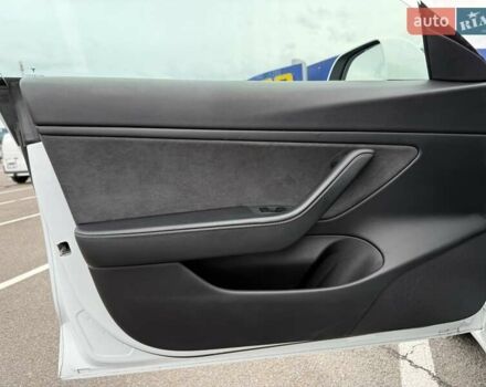 Білий Тесла Модель 3, об'ємом двигуна 0 л та пробігом 129 тис. км за 23500 $, фото 20 на Automoto.ua