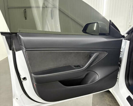 Білий Тесла Модель 3, об'ємом двигуна 0 л та пробігом 113 тис. км за 20200 $, фото 62 на Automoto.ua