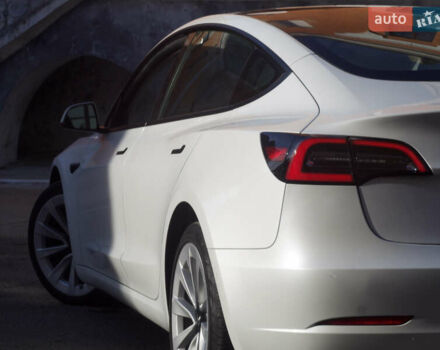 Білий Тесла Модель 3, об'ємом двигуна 0 л та пробігом 64 тис. км за 21500 $, фото 2 на Automoto.ua