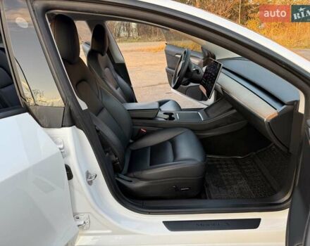 Білий Тесла Модель 3, об'ємом двигуна 0 л та пробігом 88 тис. км за 20950 $, фото 31 на Automoto.ua