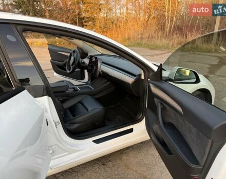 Білий Тесла Модель 3, об'ємом двигуна 0 л та пробігом 88 тис. км за 20950 $, фото 29 на Automoto.ua