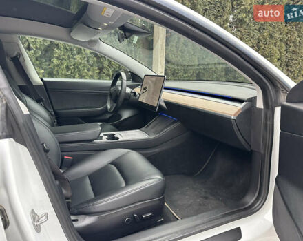 Білий Тесла Модель 3, об'ємом двигуна 0 л та пробігом 181 тис. км за 13500 $, фото 10 на Automoto.ua