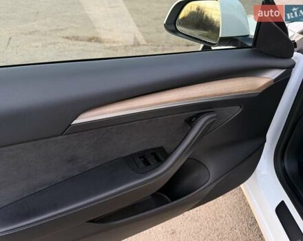 Білий Тесла Модель 3, об'ємом двигуна 0 л та пробігом 88 тис. км за 20950 $, фото 43 на Automoto.ua