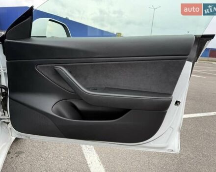 Білий Тесла Модель 3, об'ємом двигуна 0 л та пробігом 129 тис. км за 24300 $, фото 25 на Automoto.ua