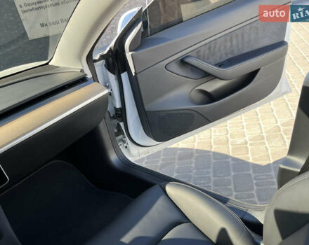 Белый Тесла Модель 3, объемом двигателя 0 л и пробегом 39 тыс. км за 20200 $, фото 29 на Automoto.ua