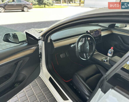 Тесла Модель 3 2021 у Одесі на Automoto.ua Білий Тесла Модель 3, об'ємом двигуна 0 л та пробігом 98 тис. км за 17800 $, фото 40 на Automoto.ua