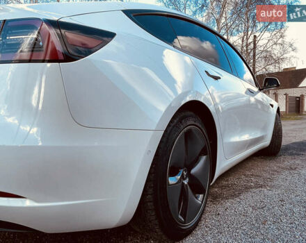 Белый Тесла Модель 3, объемом двигателя 0 л и пробегом 49 тыс. км за 20000 $, фото 2 на Automoto.ua