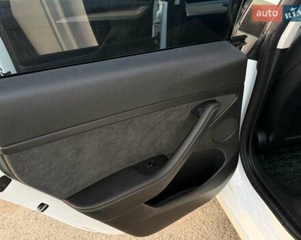 Білий Тесла Модель 3, об'ємом двигуна 0 л та пробігом 88 тис. км за 20950 $, фото 40 на Automoto.ua