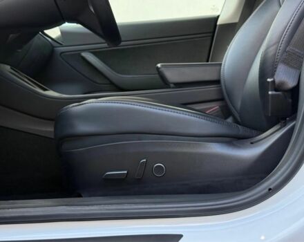 Білий Тесла Модель 3, об'ємом двигуна 0 л та пробігом 68 тис. км за 12300 $, фото 13 на Automoto.ua