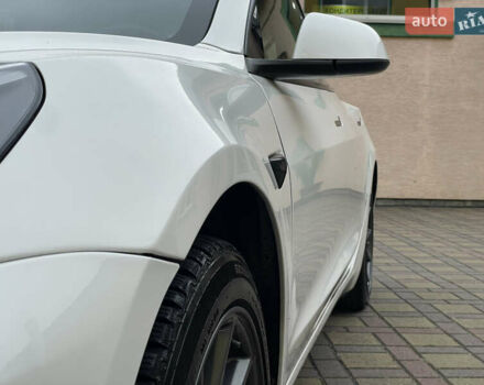 Белый Тесла Модель 3, объемом двигателя 0 л и пробегом 34 тыс. км за 18000 $, фото 46 на Automoto.ua