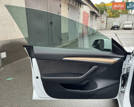 Белый Тесла Модель 3, объемом двигателя 0 л и пробегом 45 тыс. км за 29000 $, фото 28 на Automoto.ua
