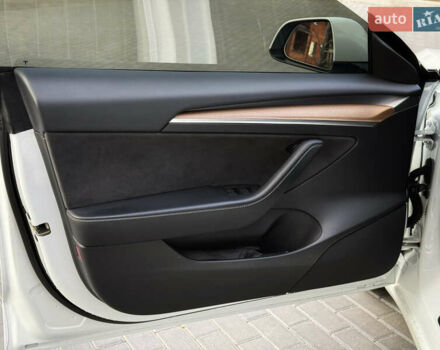 Белый Тесла Модель 3, объемом двигателя 0 л и пробегом 37 тыс. км за 19999 $, фото 146 на Automoto.ua