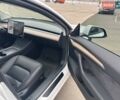 Білий Тесла Модель 3, об'ємом двигуна 0 л та пробігом 58 тис. км за 26999 $, фото 4 на Automoto.ua